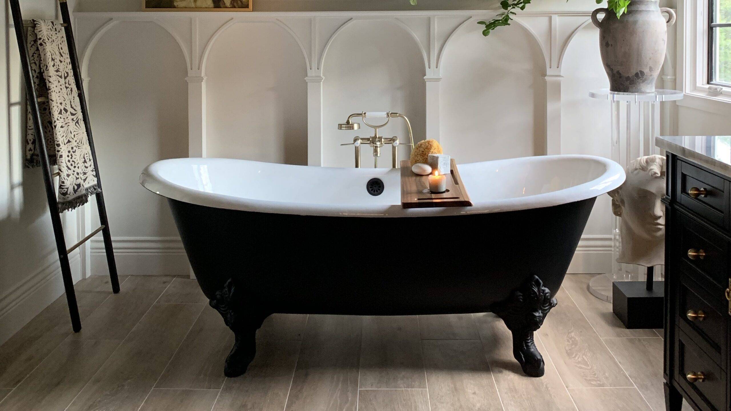 This farmhouse-style bathroom features porcelain floor tiles in a realistic wood-look beige tone.