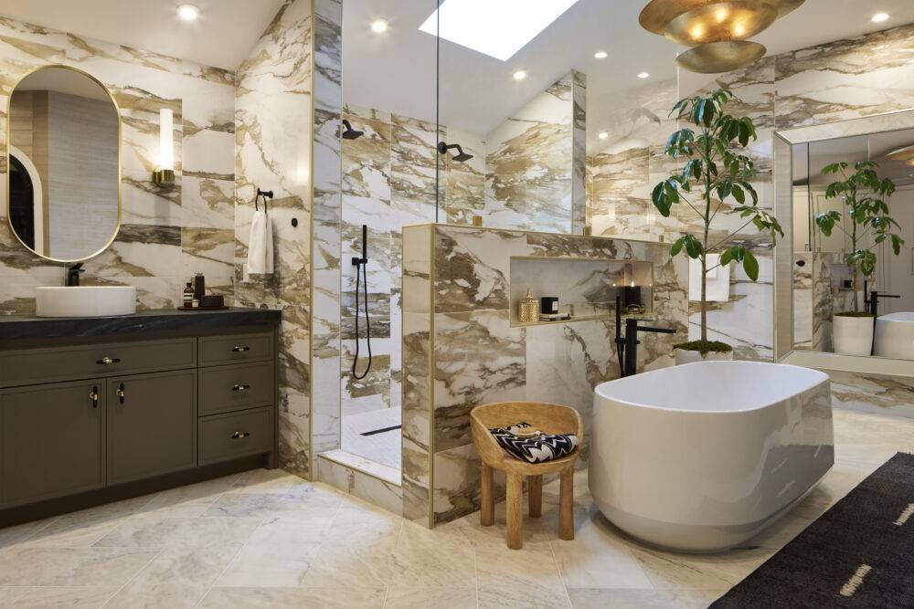 A luxurious bathroom with beige tile floor and a dramatic brown and ochre veining porcelain tile walls.